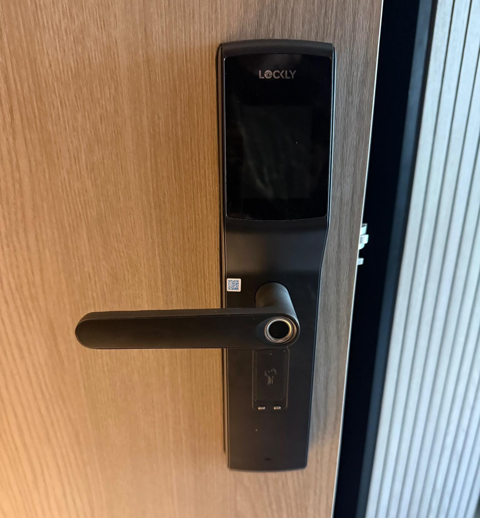 Lockly 黑色指紋把手電子鎖,把手末端設有指紋感應器