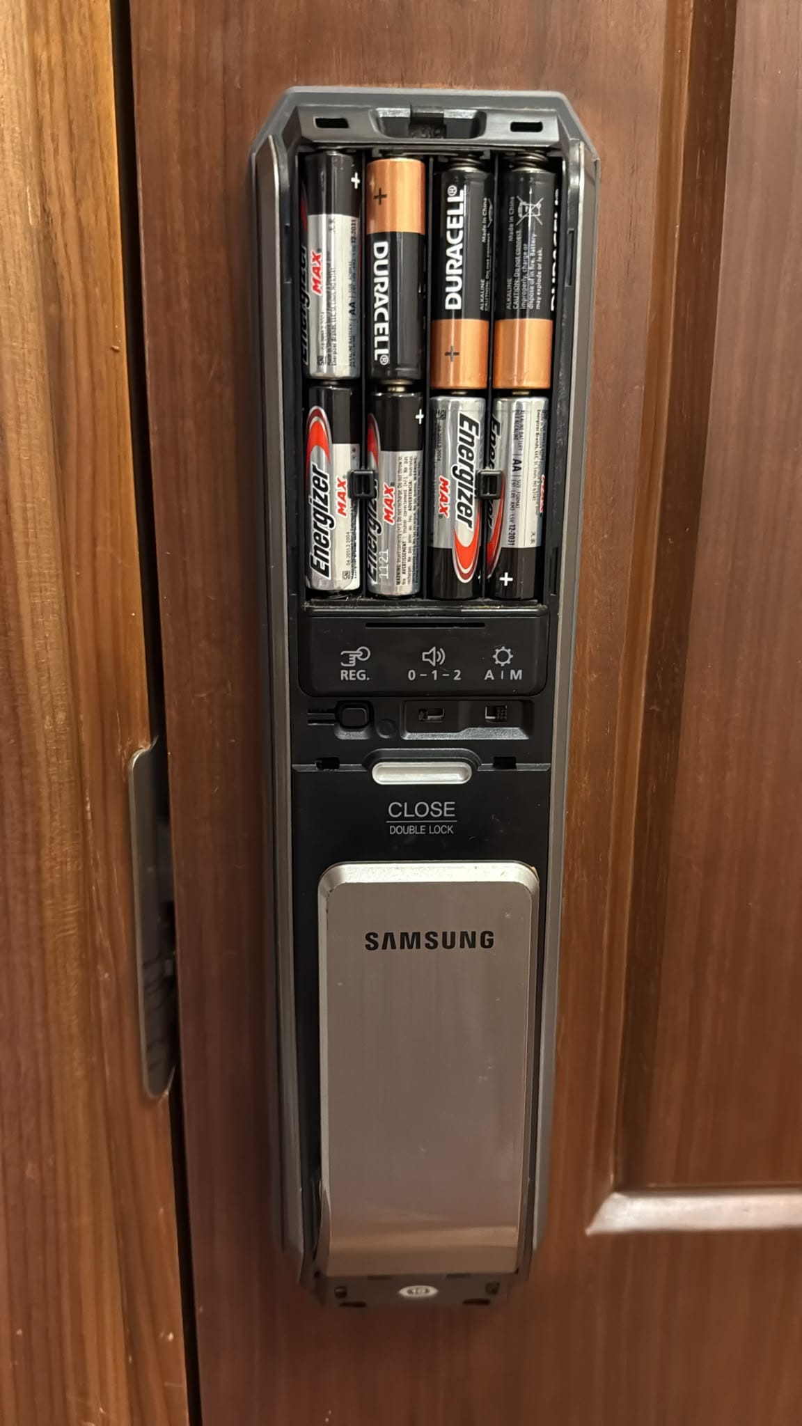 Samsung 三星推拉式電子鎖室內機打開電池蓋更換 8 粒 AA 電池